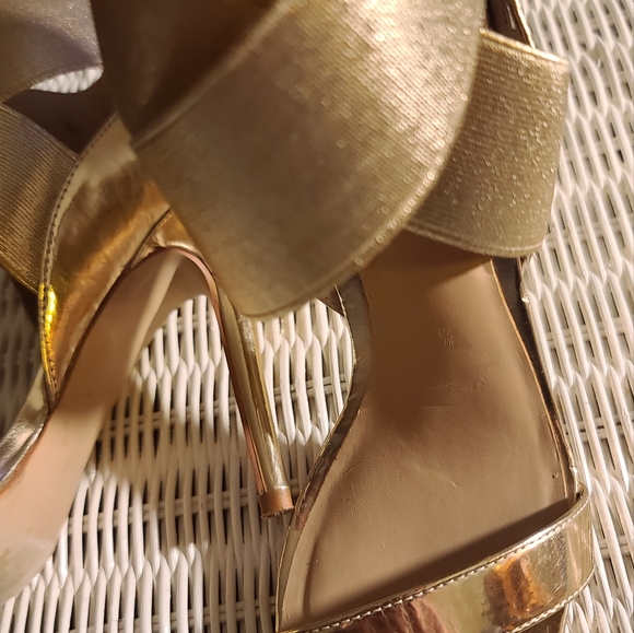 BEAUTIFUL  METALLIC  GOLD HEELS - Picture 15 of 16